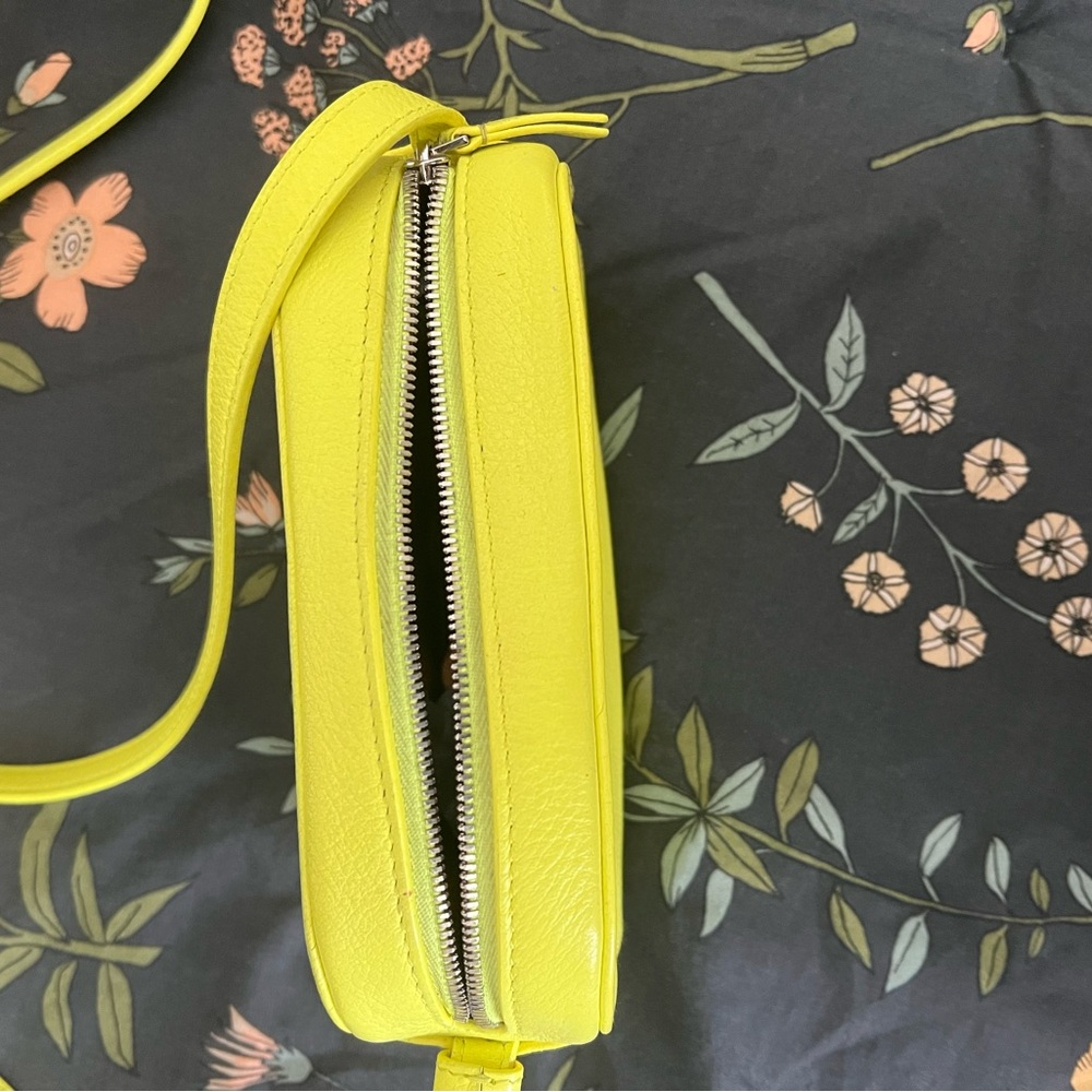 Balenciaga camera bag! Neon yellow| RARE COLOR AND BAG| - Picture 2 of 5